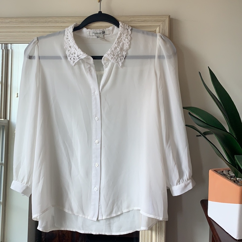 FOREVER 21 white button down top with lace collar✨